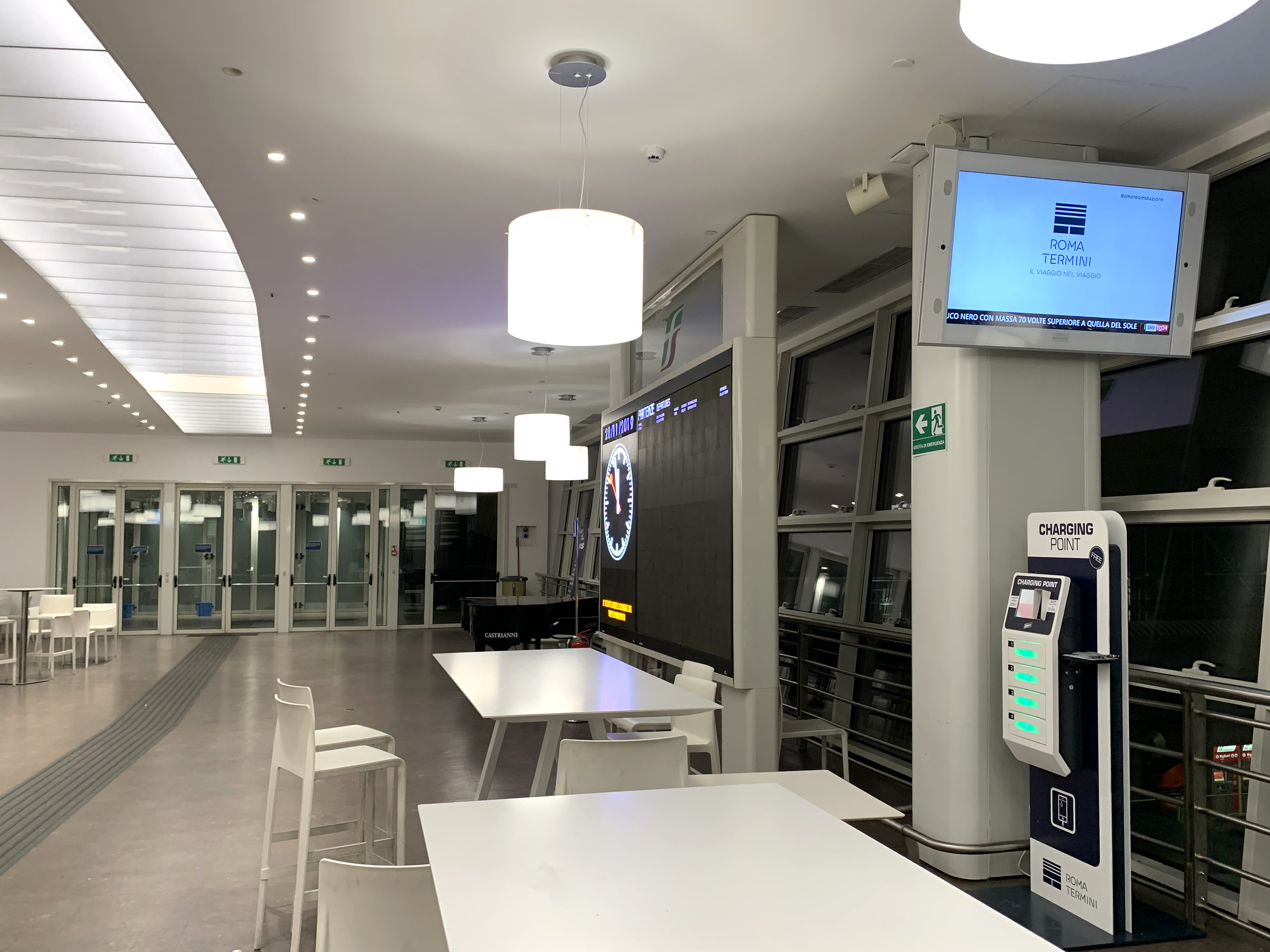 Estación de carga de smartphones en la estación Roma Termini