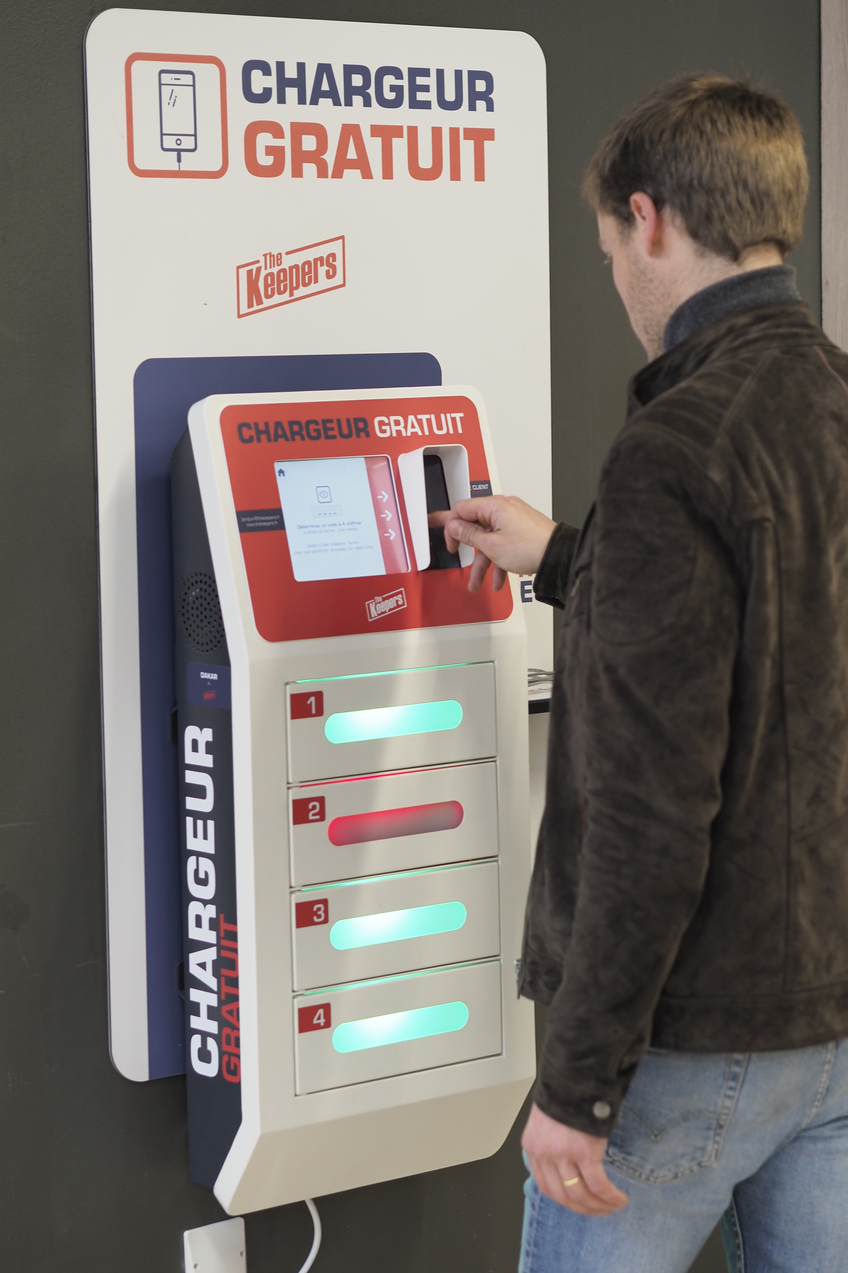 Telefonladestation für Nutzer von Raststätten und Autobahnflächen