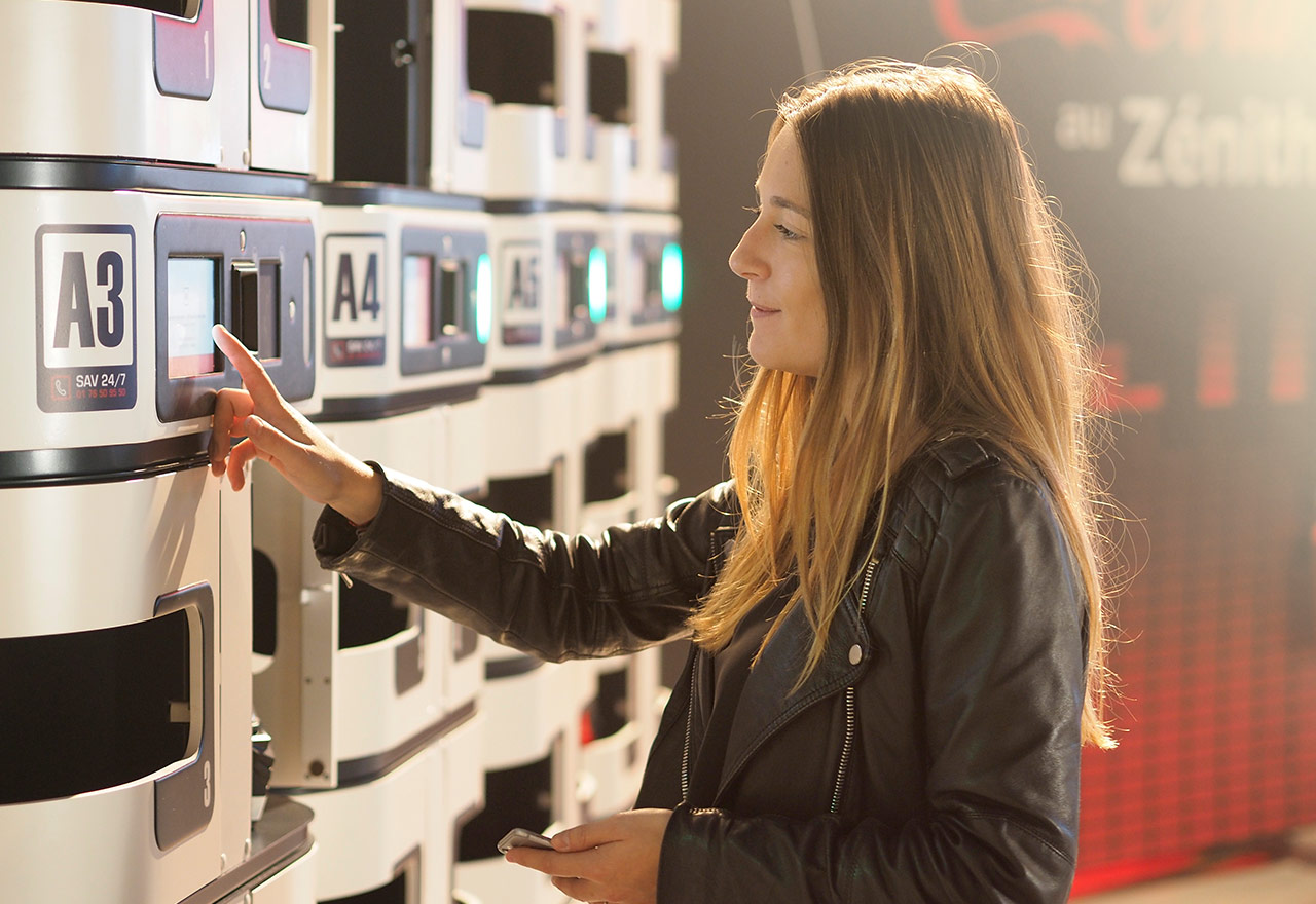 Une visiteuse ouvre avec son code un casier à casque du Keeper Modular