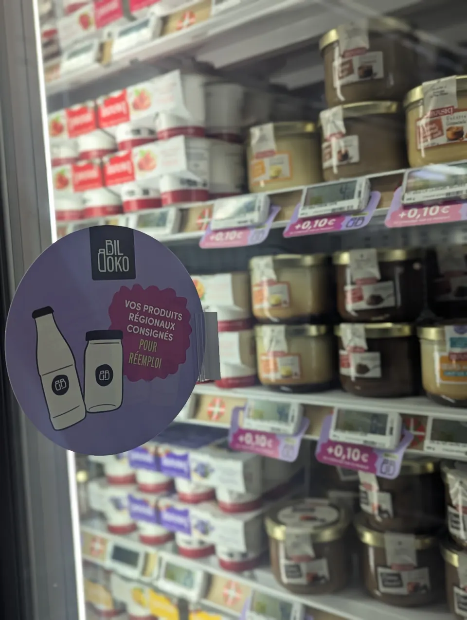 Rayon frais de l'Intermarché Bidart : bocaux réemployables et étiquettes de consigne