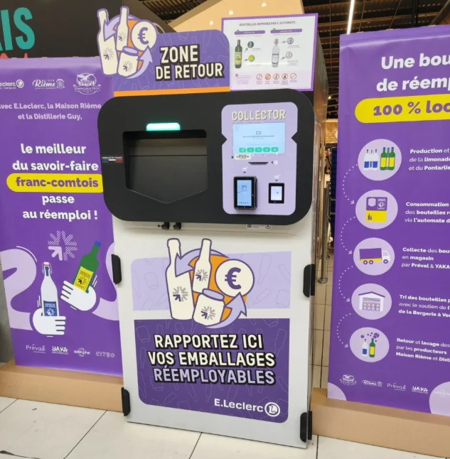 Le Collector de l'E.Leclerc Pontarlier, dans la zone de retour, entouré des panneaux sur le réemploi franc-comtois